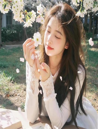 文化的探索魔鞋的奥秘：隐藏细节与深层意义